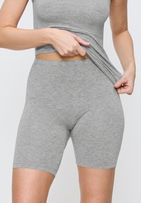 Grijze katoenen sportshorts in een blend met een elastische tailleband, een gladde textuur, een lengte tot de knie en minimale naaddetails.