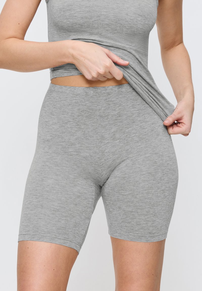 Grijze katoenen sportshorts in een blend met een elastische tailleband, een gladde textuur, een lengte tot de knie en minimale naaddetails.