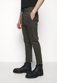 DRYKORN JEGER - Calças - mottled olive