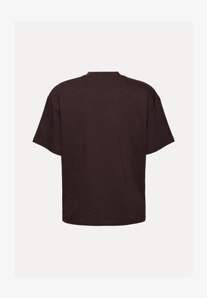Hnědé tričko s krátkým rukávem vyrobené z bavlny, s volným střihem, kulatým výstřihem a jednoduchou hladkou texturou bez dalších detailů.