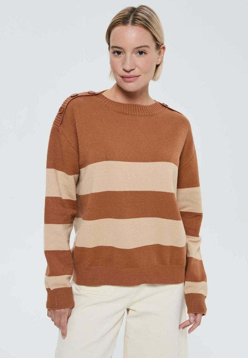 Pull à rayures marron et beige en texture tricotée, avec un col rond et des accents de boutons aux épaules. Coupe décontractée.