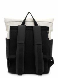 Mochila de rollo en blanco y negro. Fabricada con materiales duraderos, cuenta con correas acolchadas negras, un panel de malla y un bolsillo con cremallera lateral.