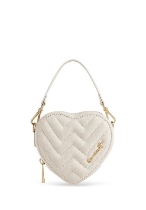 Herzförmige beige Handtasche mit Chevron-Steppung, goldenem Reißverschluss, goldenem Logo und kurzem Griff mit goldenen Verschlüssen.