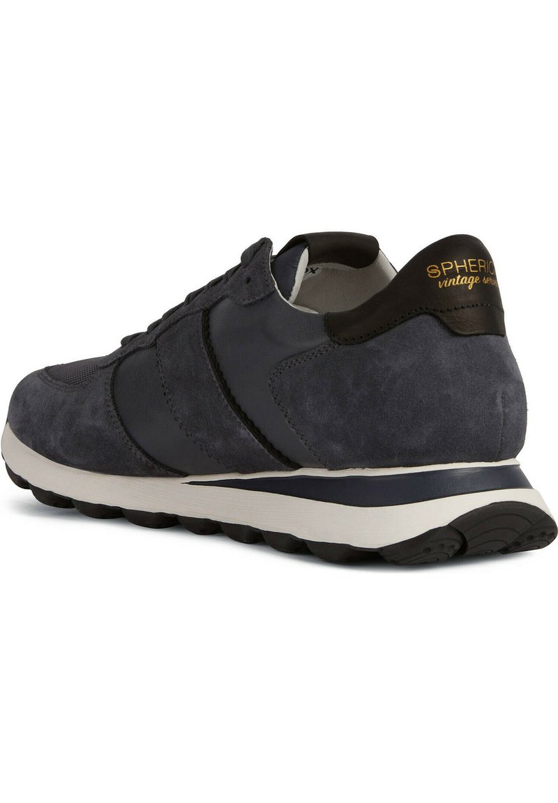 Sneaker in suede blu e materiale sintetico con dettagli neri, punta rotonda, suola ammortizzata e logo "SPHERIC vintage" sulla linguetta del tallone.