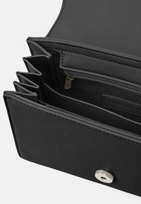 Borsa a mano in pelle nera con più scomparti, una tasca con zip, texture liscia e chiusura a scatto in argento.