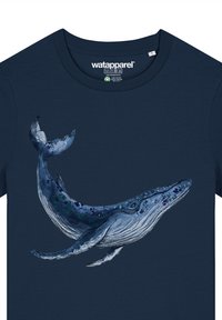 T-shirt en coton bleu marine avec un design détaillé de baleine dans des nuances de bleu et de vert, mettant en avant les textures et les lignes fluides de la créature.