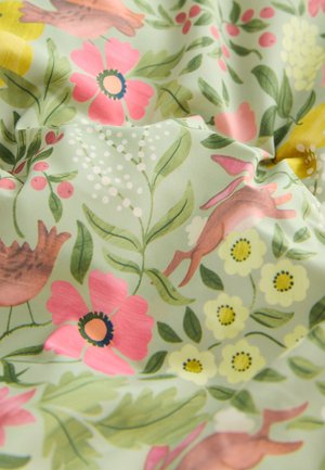 Tekstil med grøn baggrund med flerfarvede blomstermønstre og dyremotiver. Detaljer inkluderer lyserøde blomster, gule blomster og brune fugle.