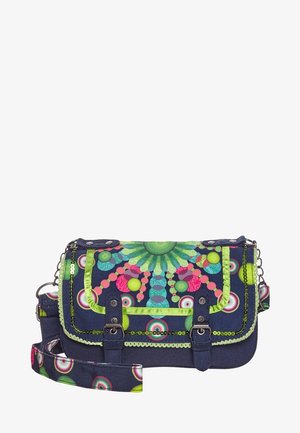 Sac d'épaule en tissu bleu avec des motifs floraux circulaires vibrants verts, roses et turquoise, bordure verte, boucles avant et sangle réglable.