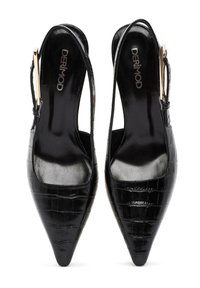 Décolleté neri con tacco a slingback e punta affusolata, realizzati in pelle lucida con motivo coccodrillo. Dotati di hardware in tono oro e design elegante.