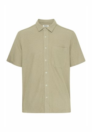 Lühikeste varrukatega nööpidega särk helesinises, ribakonstruktsiooniga, terava kraega ja ühe rinna taskuga. Esiosas viis nööpi.