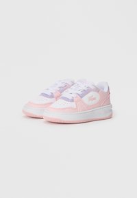 Baskets pour enfants avec une tige en cuir blanc et rose clair, des accents violets clairs, un bout rond et une semelle en caoutchouc texturée.