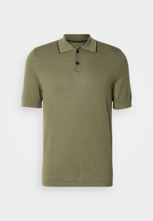 Olijfgroen polo shirt met korte mouwen, voorzien van twee zwarte knopen en zwarte rand langs de kraag.
