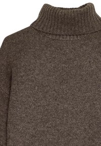 Bruine coltrui gemaakt van zacht gebreid stof. Heeft een ribbelkraag en een textuur met subtiele variaties in tint.