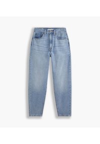 Jeans de mezclilla azul claro con un corte relajado, cinco bolsillos, detalles de costura y un corte de pierna recta. Sin desgastes ni patrones visibles.