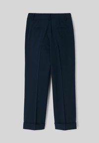 Pantalon bleu marine à coupe droite, avec deux poches arrière, des plis sur le devant et des bas de pantalon retroussés. Fabriqué dans un tissu lisse.
