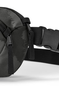 Geantă de umăr neagră, cu un material texturat, bretele ajustabile și accesorii din plastic. Accentele includ bucle pentru asigurarea obiectelor.