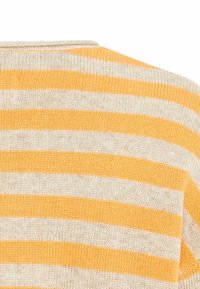 Gestrickter Pullover mit abwechselnd gelben und cremefarbenen horizontalen Streifen. Rundhalsausschnitt und weiche Textur.