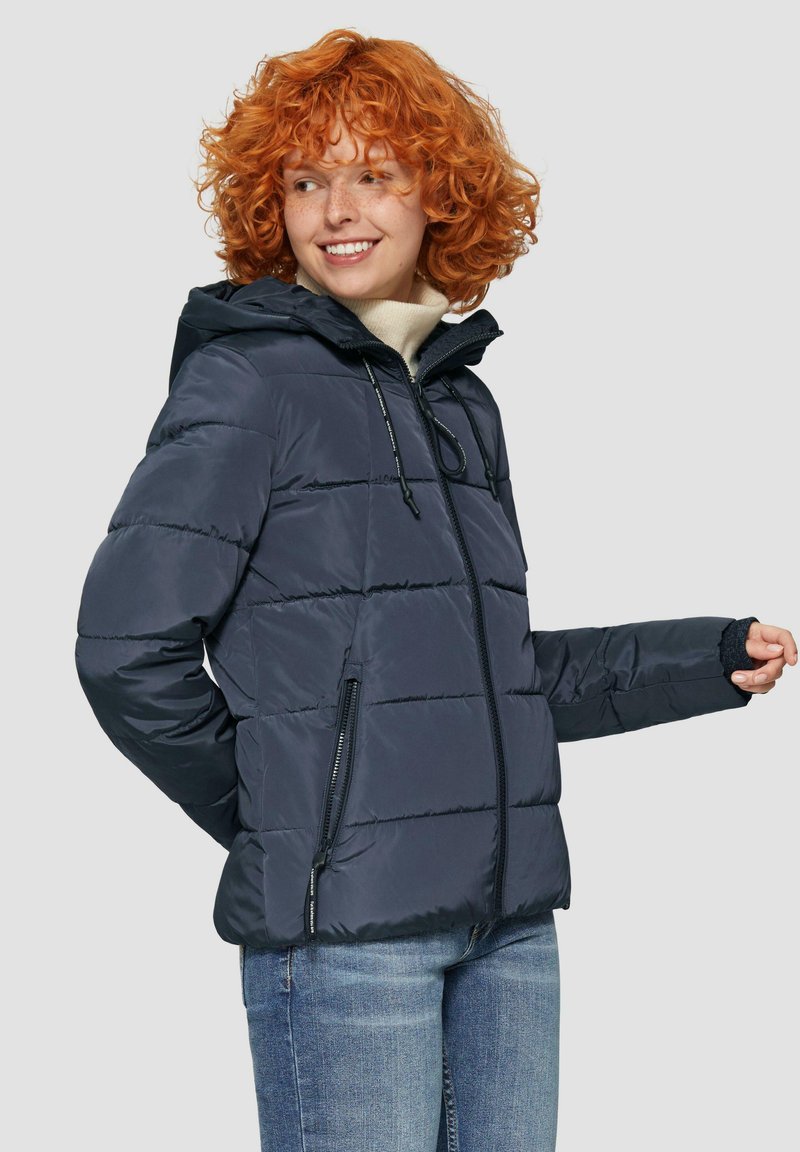 Donkerblauwe pufferjack met horizontale gestikte ontwerpen, ritszakken, verstelbare capuchon en elastische manchetten. Glad, waterafstotend materiaal.