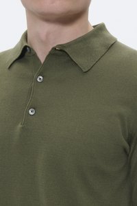 Camisa polo verde oliva con una tapeta de botones, fabricada en un tejido suave y texturizado, y con un cuello. Presenta tres botones de color plateado en la parte frontal.