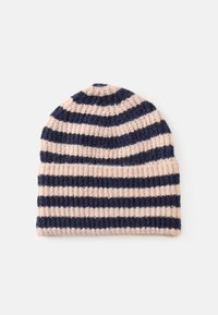 Gorro de malha com riscas alternadas em azul-marinho e creme, apresentando uma textura canelada e topo arredondado. Material macio e quente.