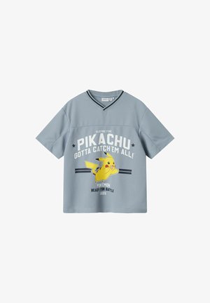 Helles blaues T-Shirt mit kurzen Ärmeln und V-Ausschnitt, das ein gelbes Pikachu-Logo und den weißen Text "Elektrischer Typ Pikachu, alle fangen!" zeigt.