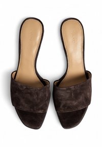 Sandales à talon en daim marron avec une large sangle et un design ouvert à l'avant. Les semelles intérieures sont d'une couleur beige lisse. Forme de bout carrée.
