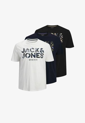 Drie T-shirts: één wit met camouflage tekst, één marineblauw met camouflage, en één zwart. Elk heeft korte mouwen en een ronde hals.