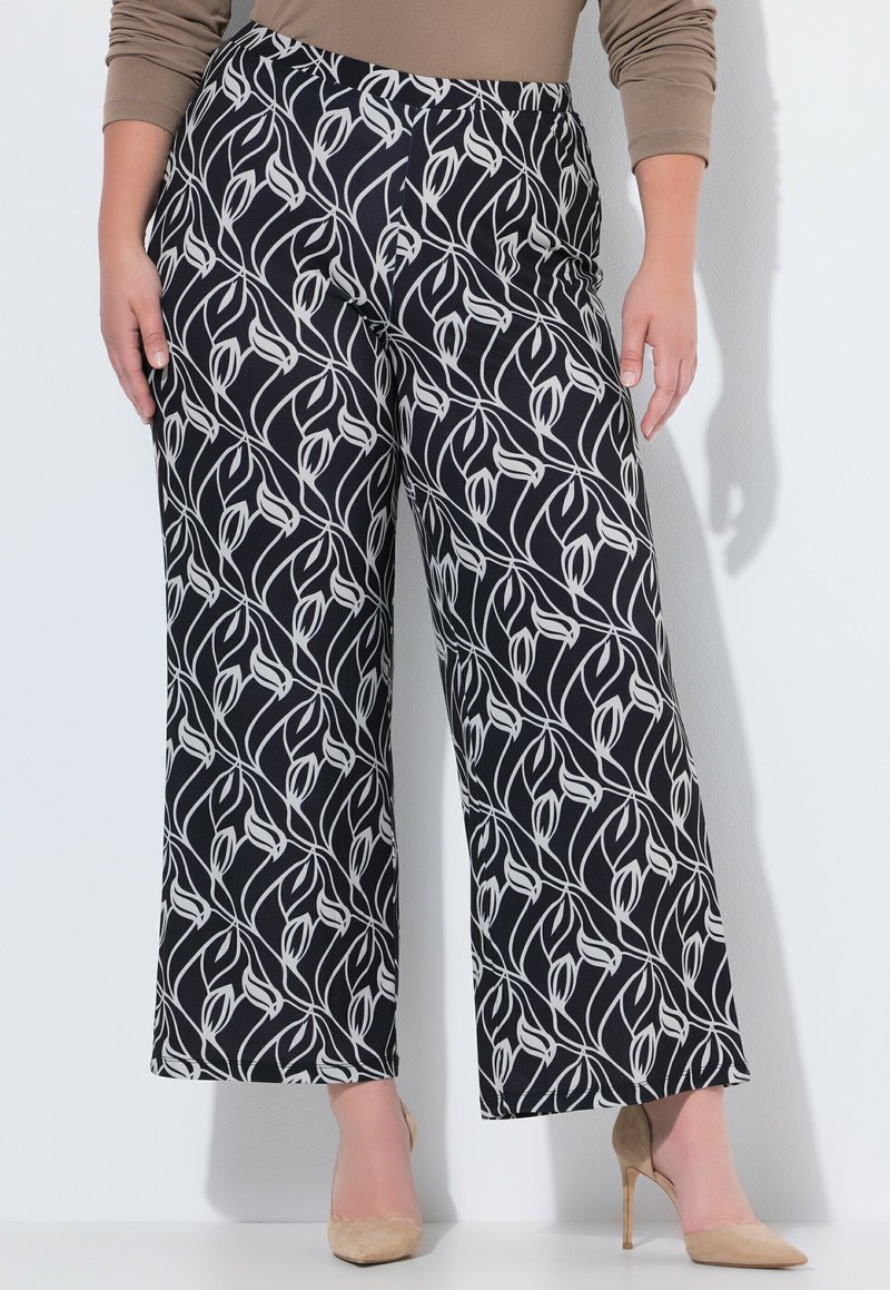 Zwart-witte wijde broek met een bloemenpatroon, gemaakt van een zachte stof met een gladde textuur en een losse pasvorm.
