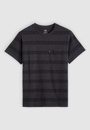 Schwarzes T-Shirt mit kurzem Ärmel und Rundhalsausschnitt, versehen mit dezenten horizontalen Strukturstreifen und einer kleinen Brusttasche mit rotem Etikett, vor einfarbigem Hintergrund.