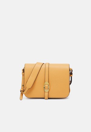 Tan læder crossbody taske med justerbar rem og spænde i guldfarve på frontklappen.