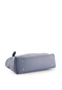 Weiche blaue Lederhandtasche mit rechteckiger Form, ausgestattet mit vier goldenen Nieten an der Unterseite und einer strukturierten Oberfläch. 