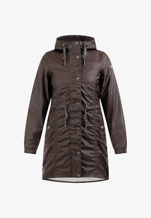 Brązowa wodoodporna kurtka z kapturem, charakteryzująca się marszczonym wzorem, zapięciami na napy, regulowanymi sznurkami oraz bocznymi kieszeniami.
