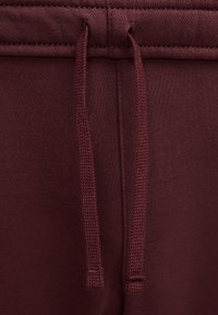 Nike Sportswear CLUB JGGR - Pantalones deportivos - burgundy crush burgundy crush white