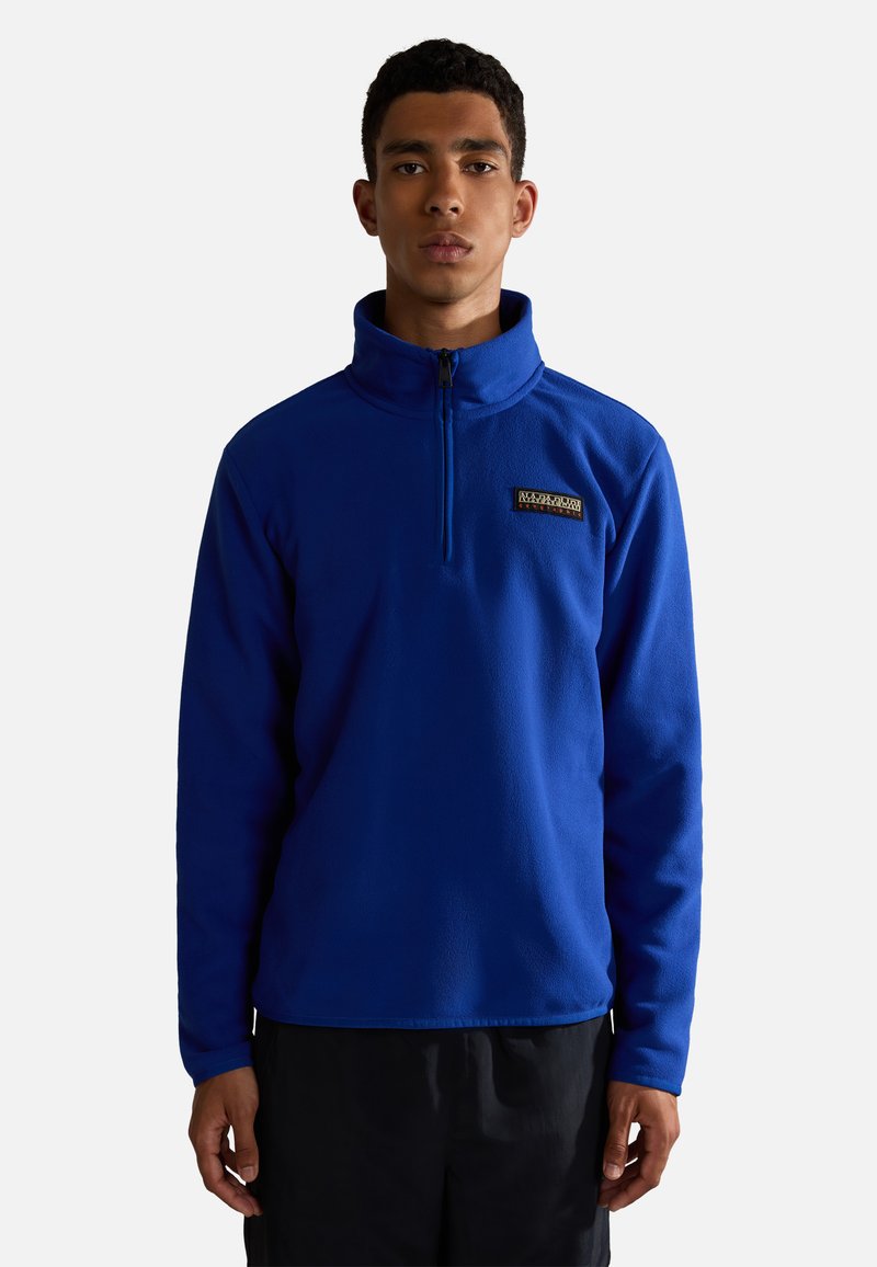 Blauwe fleece pullover, met half-rits ontwerp, zachte textuur, heeft een klein merklabel op de linkerkant van de borst, lange mouwen en een opstaande kraag.