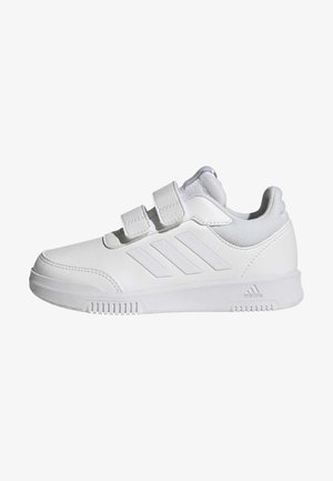 Weiße Sportschuhe mit einem glatten Synthetik-Obermaterial, Klettverschlüssen, einer strukturierten Zehenkappe und drei weißen Streifen an der Seite.