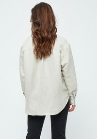 Minus MIAUGUSTE LINEN SHIRT. - Nööpidega pluus - sand