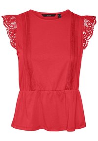 Punainen lyhythihainen paita, jossa on koristeelliset pitsikoristeet hartioilla, poimutettua yksityiskohtaa kyljissä ja kerroksellinen peplum-helma.