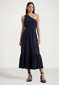 Tumed ühe õla kleit tekstuuriga pealsega, sobiva vöökoha ja voolava seeliku osaga. Omab kihilist alumist osa ja kangast rihma vöökoha juures.