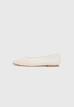 Chaussure plate blanche avec un design en maille, un bout pointu et une semelle basse et plate. Tige texturée avec une doublure lisse et une bordure de contraste subtile.