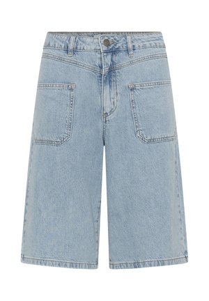 Short en jean bleu clair avec poches plaquées devant, fermeture par boutons, passants pour ceinture et coupe large longueur genou.