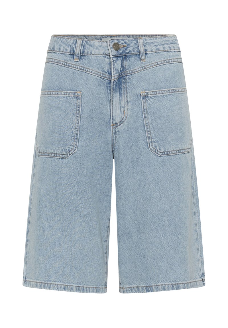 Short en jean bleu clair avec poches plaquées devant, fermeture par boutons, passants pour ceinture et coupe large longueur genou.