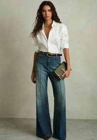 Reiss SAKURA PATCH POCKET - Jeans a zampa - mid blue
