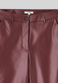 Pantalon en simili cuir bordeaux à taille haute avec passants de ceinture, fermeture à bouton noir et poches latérales, taille 36 de la marque BZB.