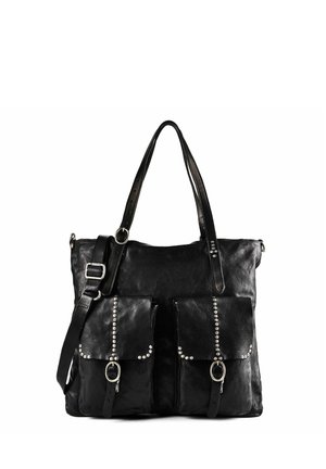 Bolso de mano de cuero negro con dos bolsillos delanteros con tachuelas plateadas y hebillas, asas dobles y una correa de hombro ajustable.
