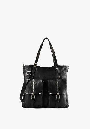 Borsa nera in pelle con due tasche frontali con borchie e fibbie argentate, doppi manici e tracolla regolabile.