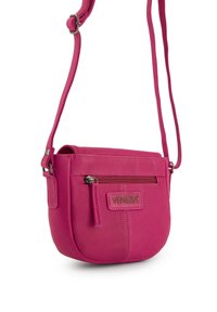 Różowa skórzana torebka typu crossbody o zaokrąglonym kształcie, z regulowanym paskiem, przednią kieszenią na zamek i tłoczonym logo marki. Gładka struktura.