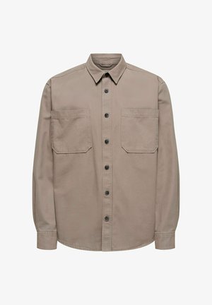 Tan värvi pikkade varrukatega särk puuvillasegus kangast, millel on nööbitav esiosa, terav krae ja kaks rindkere taskut klappidega.