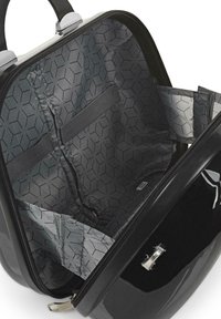 Mochila negra brillante con un interior gris estampado. Cuenta con múltiples compartimentos y correas elásticas para la organización. Cierre de cremallera.
