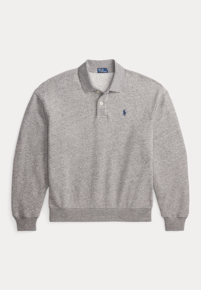 Vaaleanharmaa pitkähihainen poolopaita resorireunuksilla, kaksipainikkeisella kauluksella ja pienellä laivastonsinisellä brodeeratulla logolla vasemmassa rinnassa.