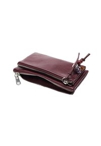 Portfel z bordo skóry z dwoma przegródkami, wyposażony w srebrne zamki błyskawiczne i ozdobny chwyt na suwak z koralikami. Gładka faktura, prostokątny kształt.